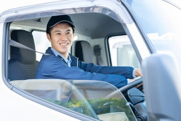 笑顔のトラックドライバー