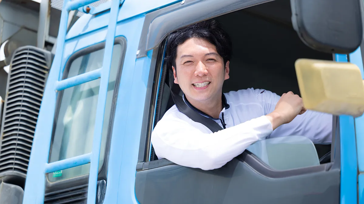 トラックからこちらを見る男性