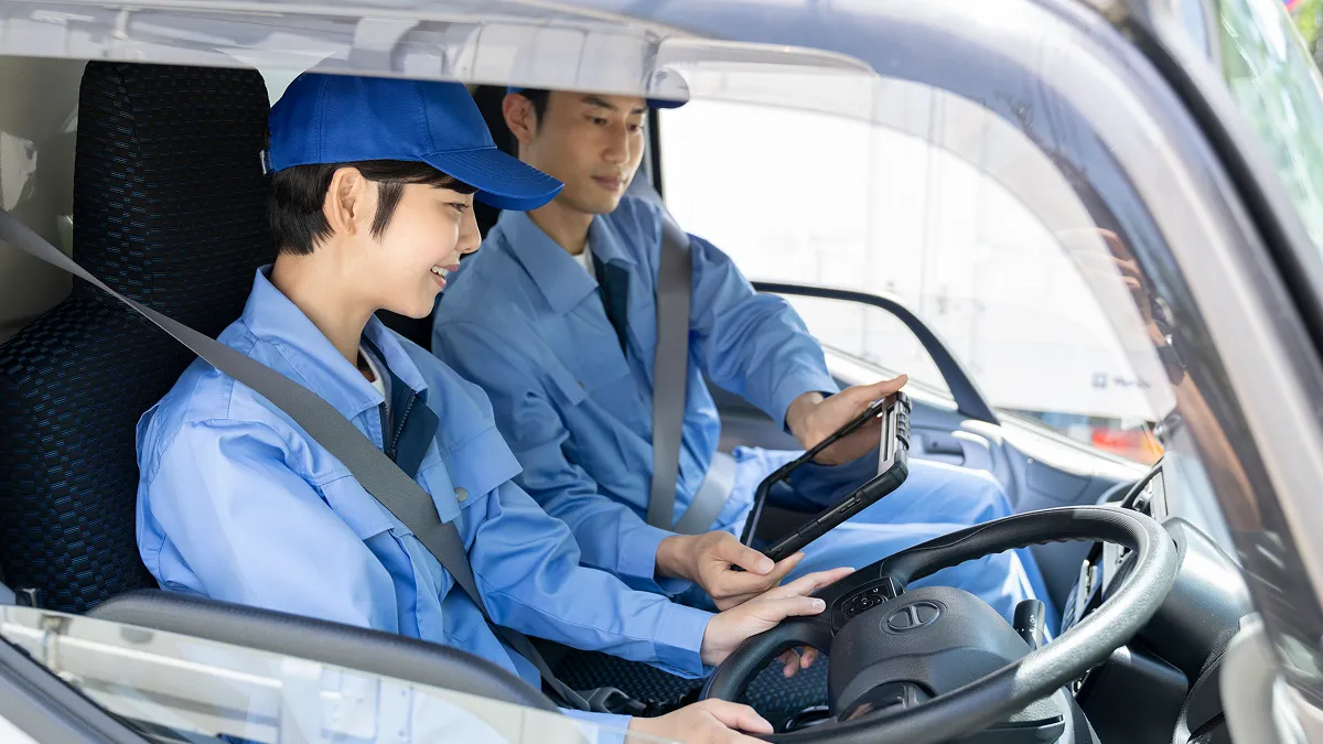 先輩ドライバーが新人ドライバーに指導している様