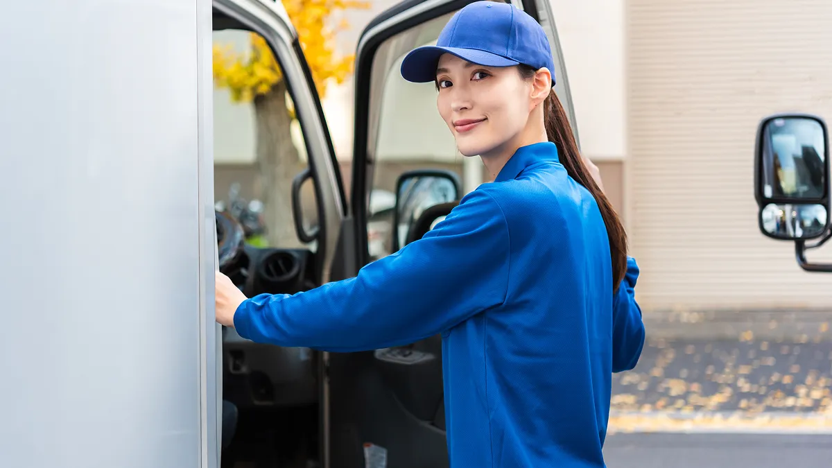 女性トラックドライバーが乗り込む様