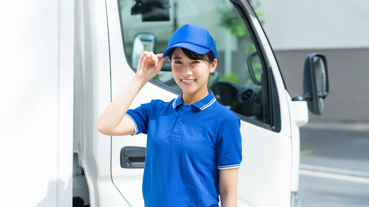 女性がトラックと写真を撮っている様
