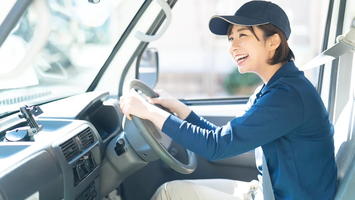 女性トラックドライバー 運転